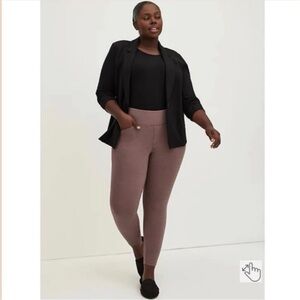 Torrid Pocket Pixie Luxe Ponte cropped Pant size 1R